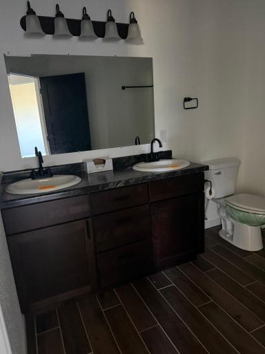 Bathroom: Dual Sinks