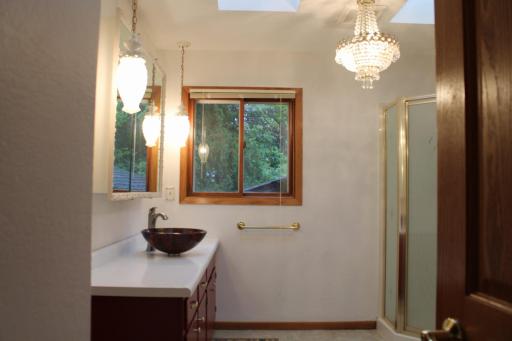 Upper Level Bathroom (1).JPG