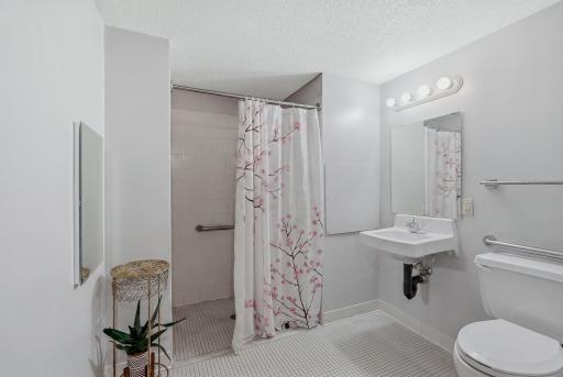 985 Ivy Avenue E, Saint Paul, MN 55106