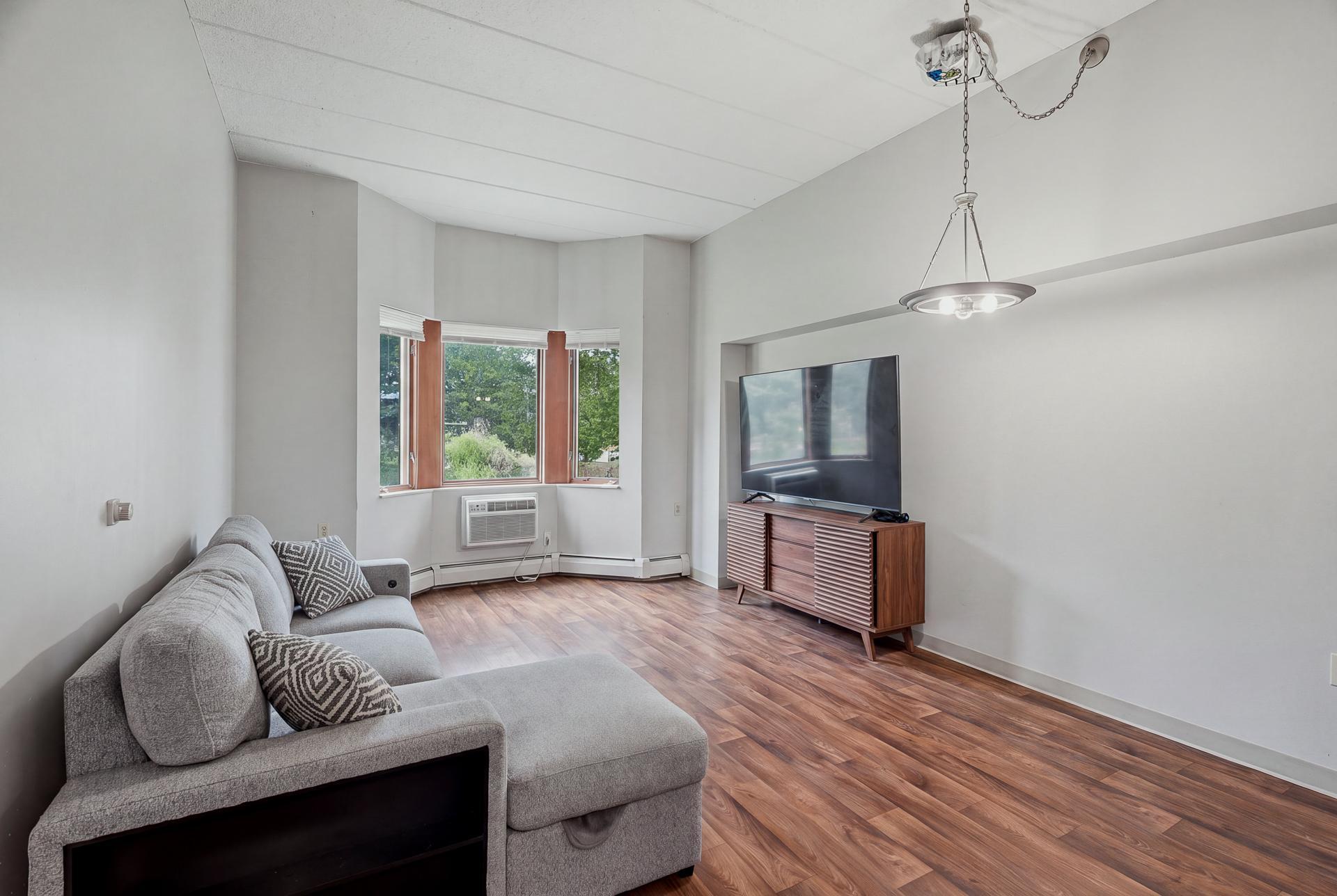 102 - 985 Ivy Ave E MLS-56.jpg