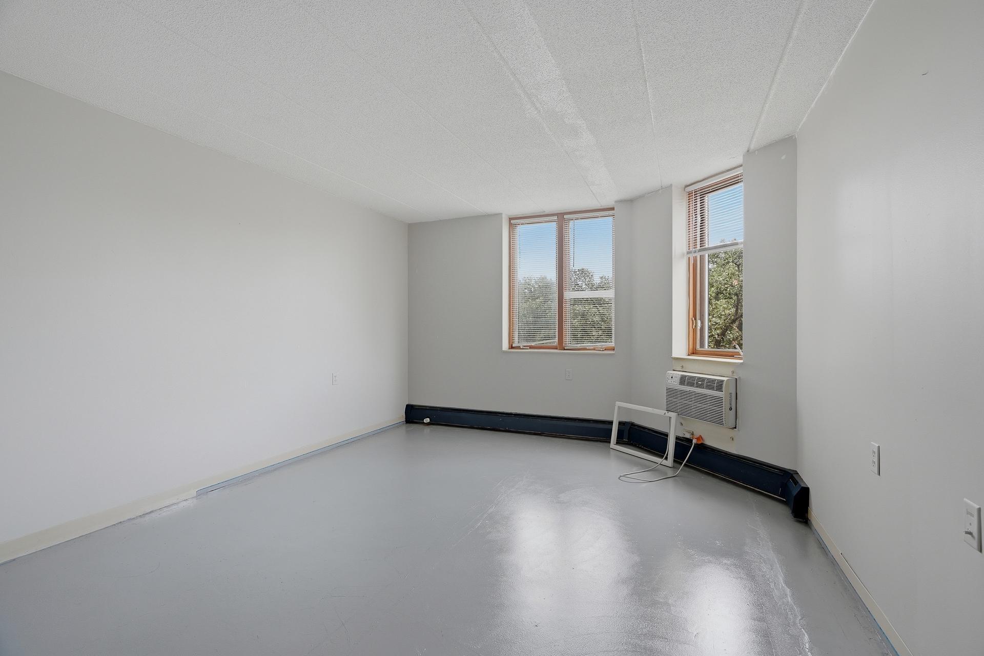 511 - 985 Ivy Ave E MLS-112.jpg