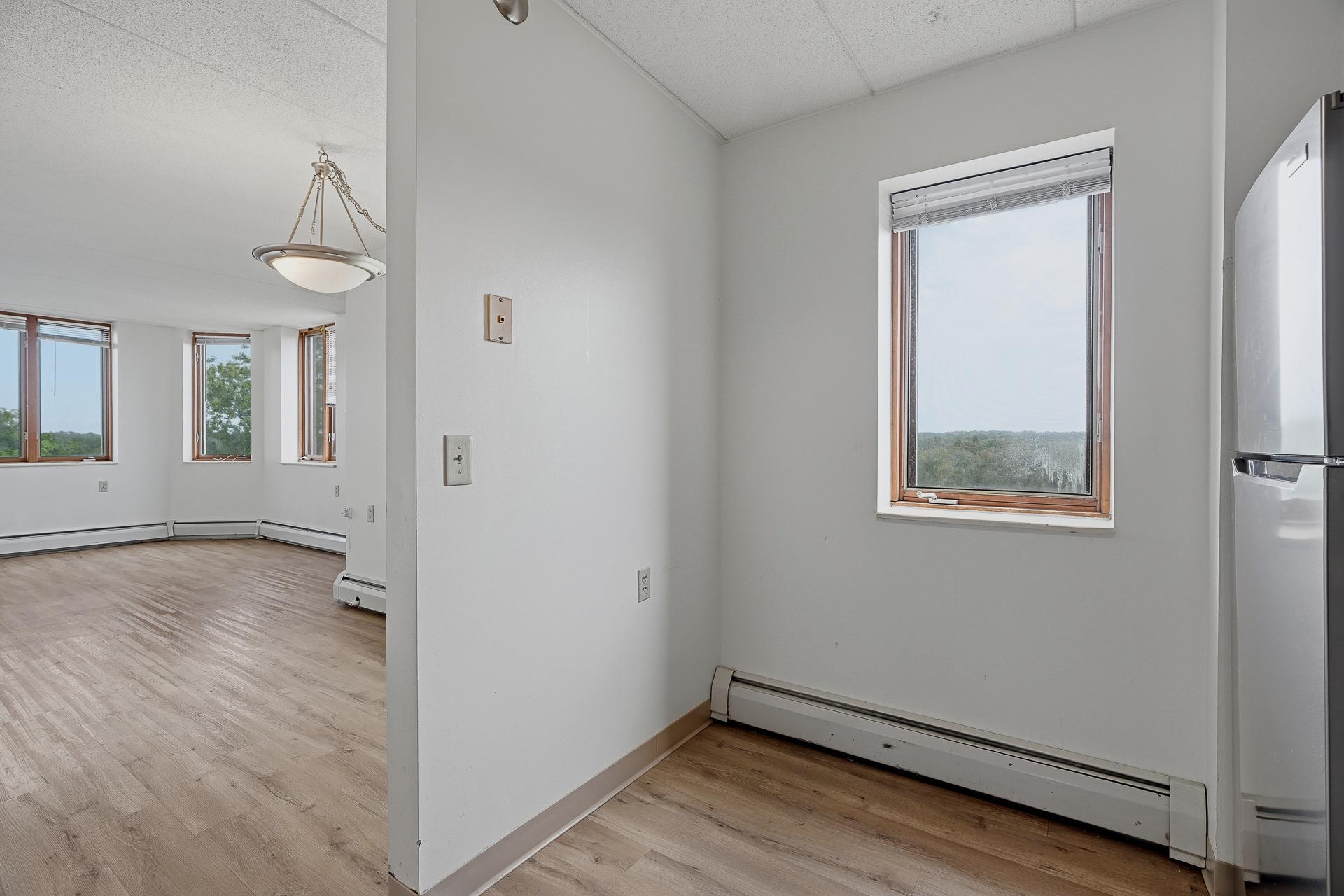 504 - 985 Ivy Ave E MLS-125.jpg