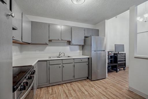 985 Ivy Avenue E, Saint Paul, MN 55106