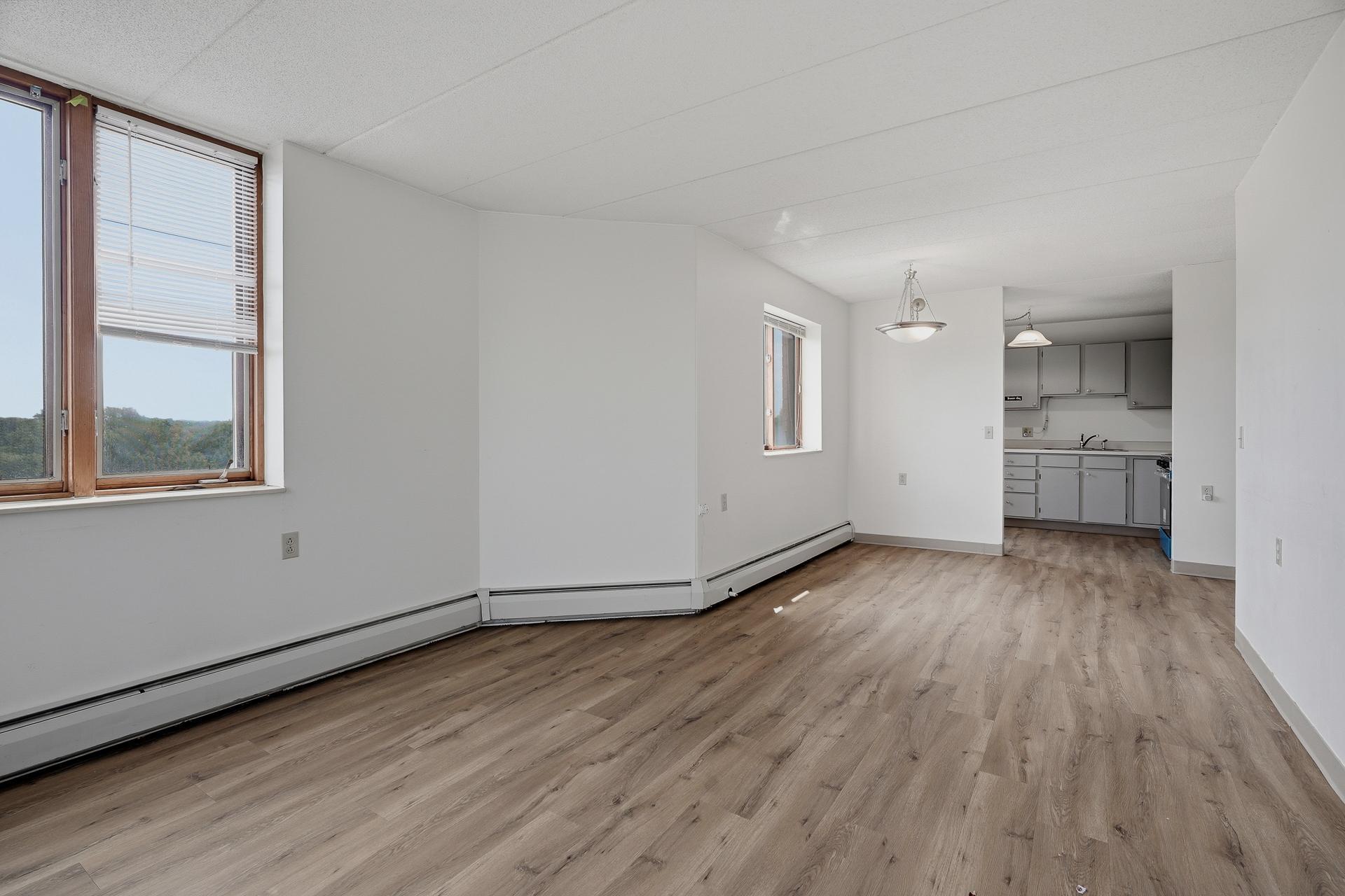 504 - 985 Ivy Ave E MLS-121.jpg