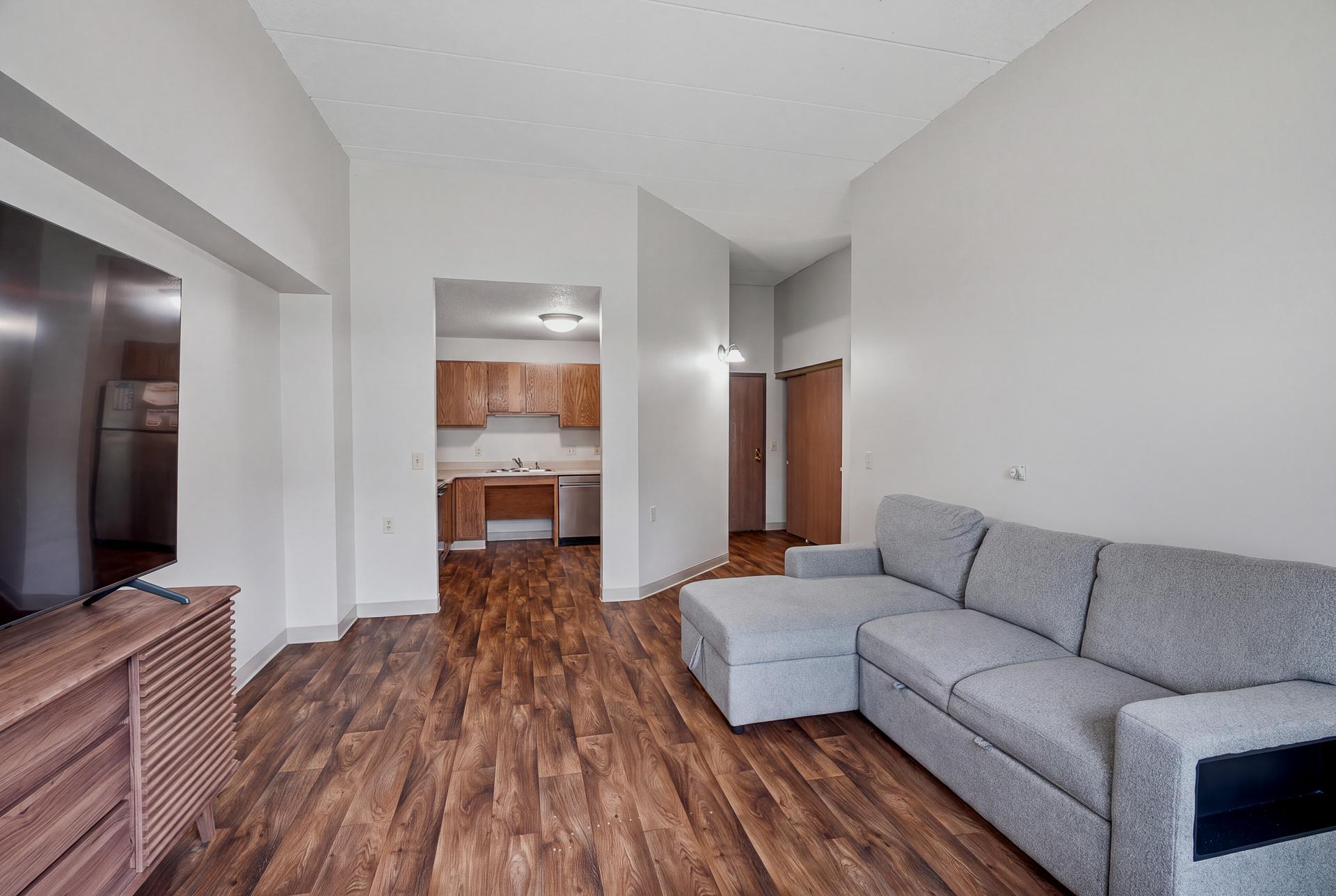 102 - 985 Ivy Ave E MLS-58.jpg