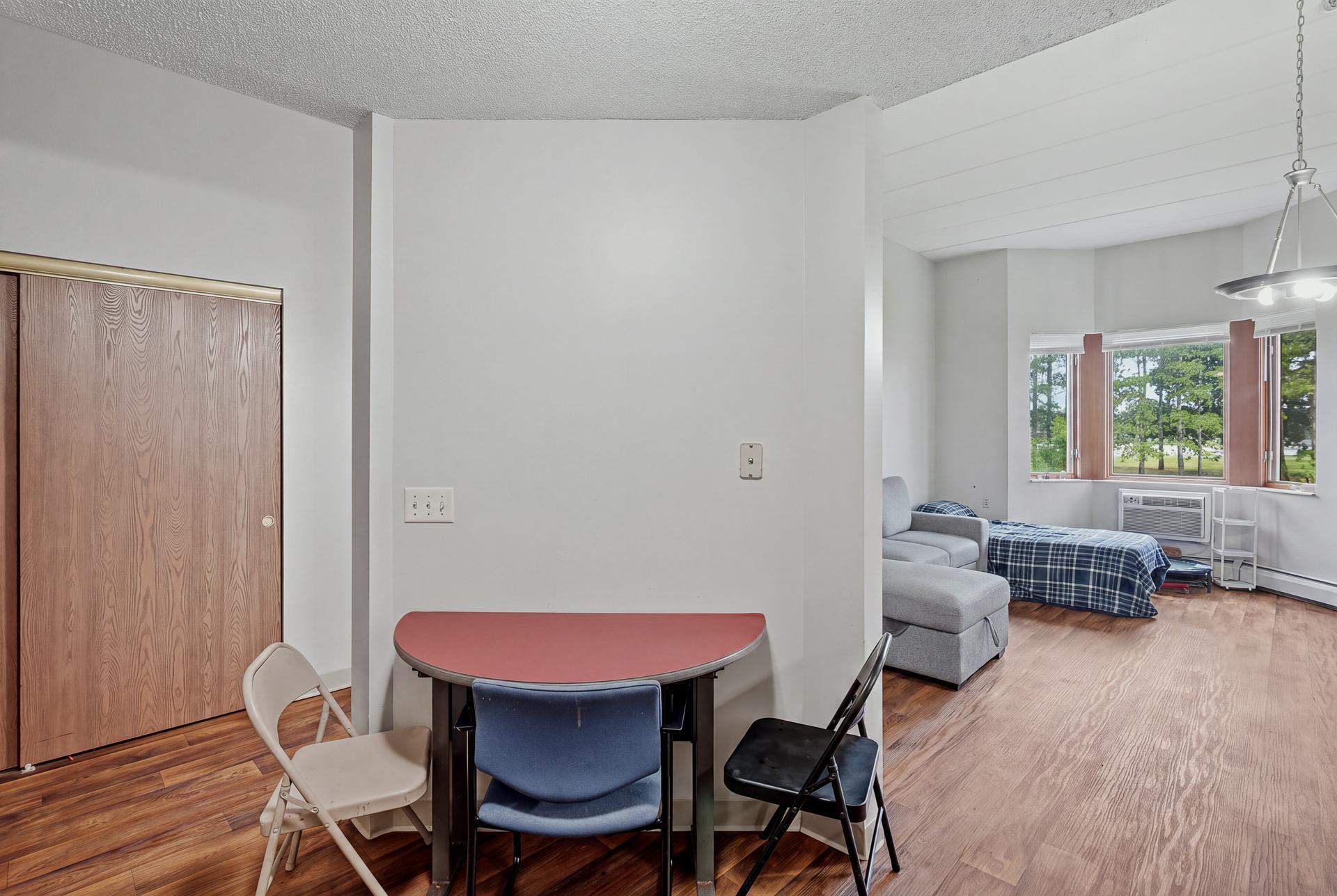 102 - 985 Ivy Ave E MLS-60.jpg