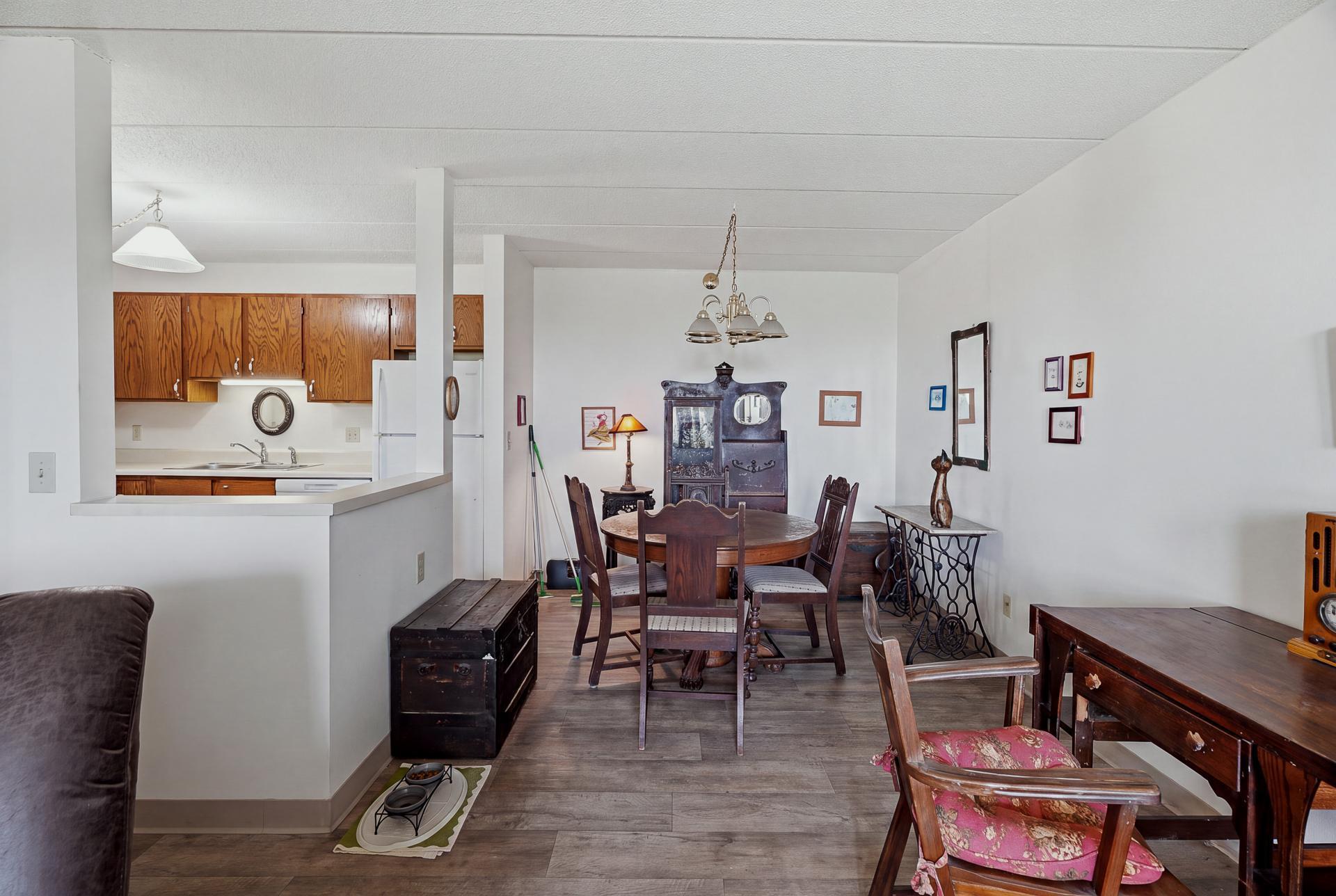 501 - 985 Ivy Ave E MLS-101.jpg