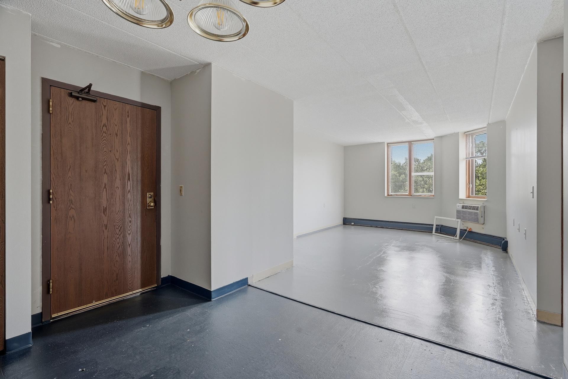 511 - 985 Ivy Ave E MLS-111.jpg