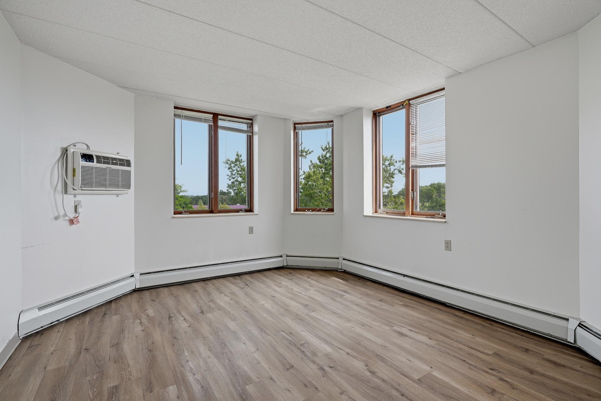 504 - 985 Ivy Ave E MLS-120.jpg