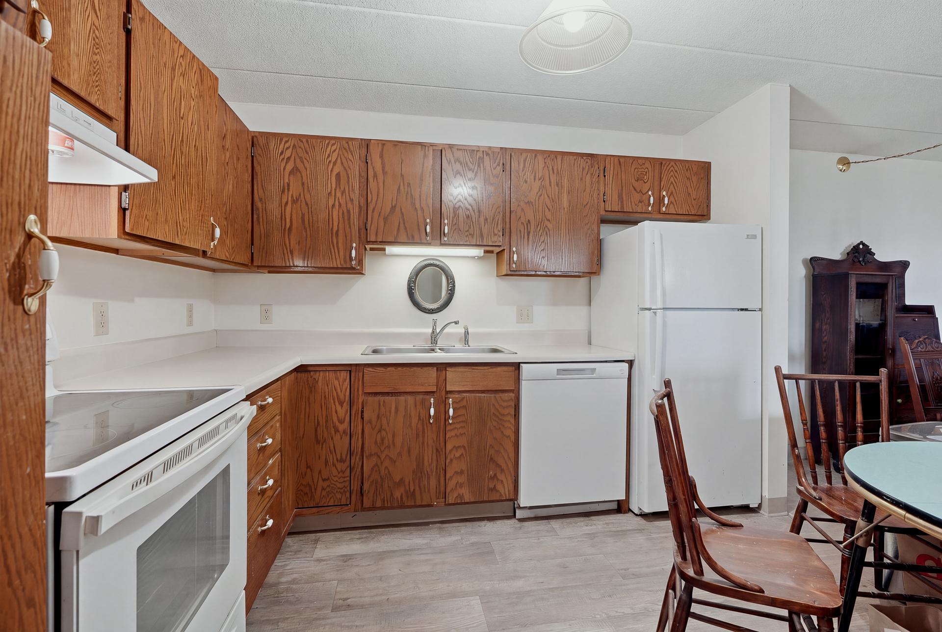501 - 985 Ivy Ave E MLS-95.jpg
