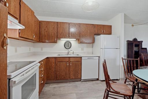 985 Ivy Avenue E, Saint Paul, MN 55106