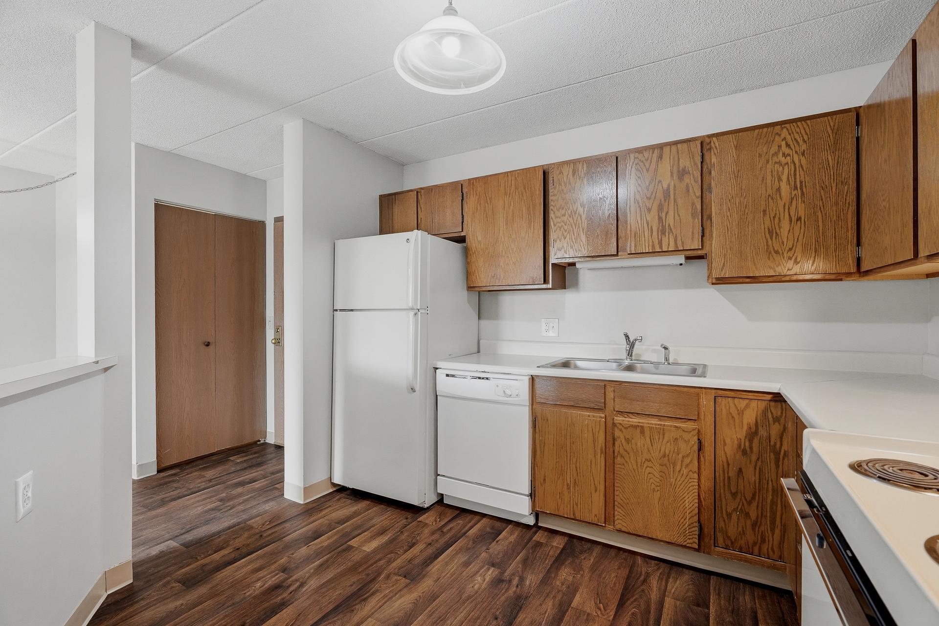 208 - 985 Ivy Ave E MLS-70.jpg