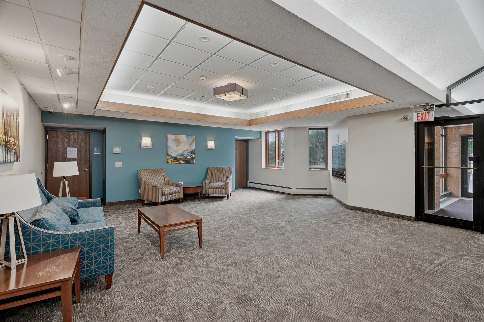 9 Entry - 985 Ivy Ave E MLS-35.jpg