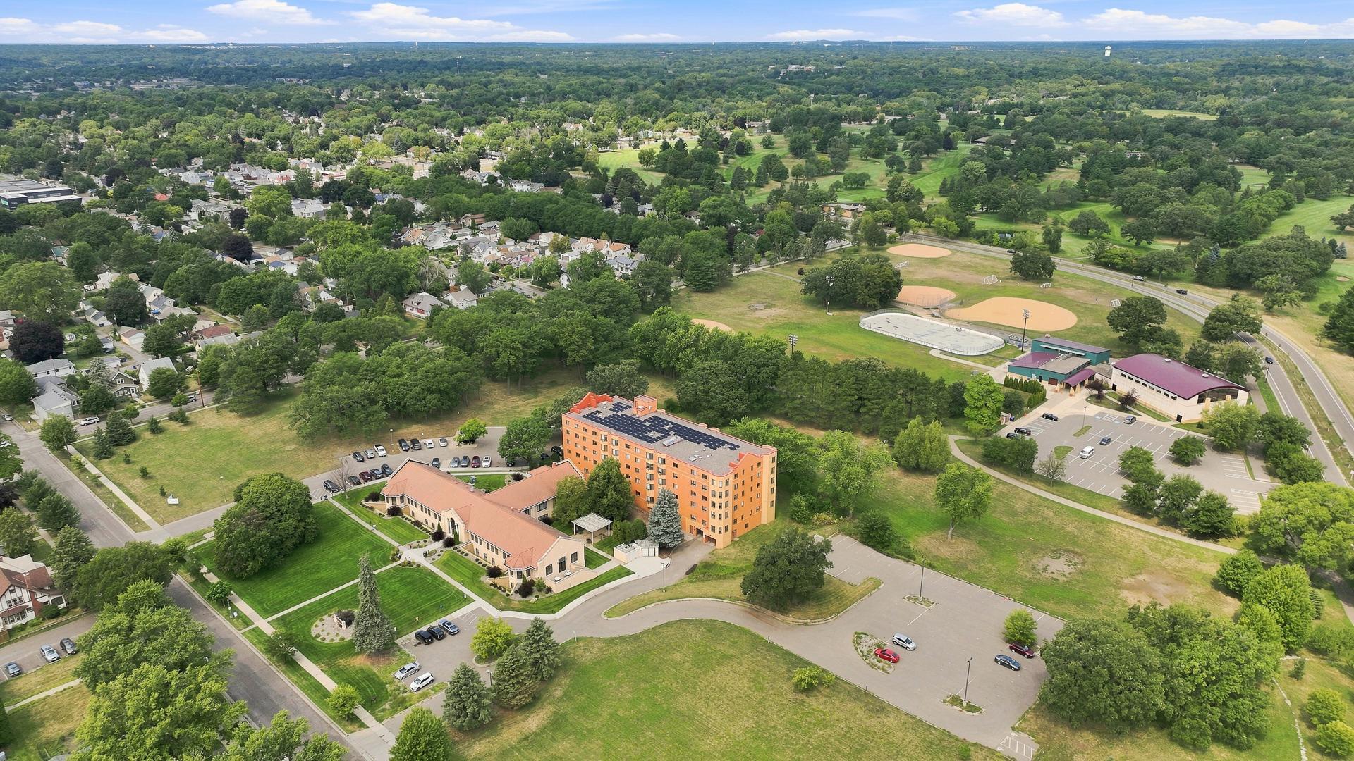 4 985 Ivy Ave E MLS-17.jpg