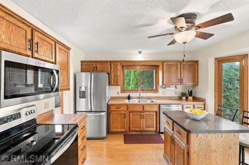 720 Sierra Trail, Chanhassen, MN 55317