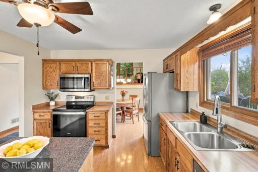 720 Sierra Trail, Chanhassen, MN 55317