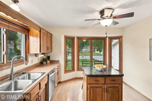 720 Sierra Trail, Chanhassen, MN 55317