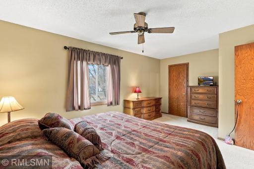 720 Sierra Trail, Chanhassen, MN 55317