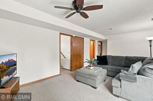 720 Sierra Trail, Chanhassen, MN 55317