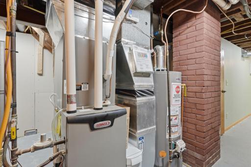 Newer Lennox Furnace with Aprilaire Humidifier