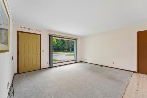 8-web-or-mls-Bongey Dr-S2509-008.jpg