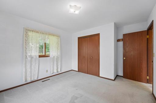22-web-or-mls-Bongey Dr-S2509-022.jpg