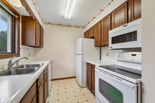15-web-or-mls-Bongey Dr-S2509-015.jpg
