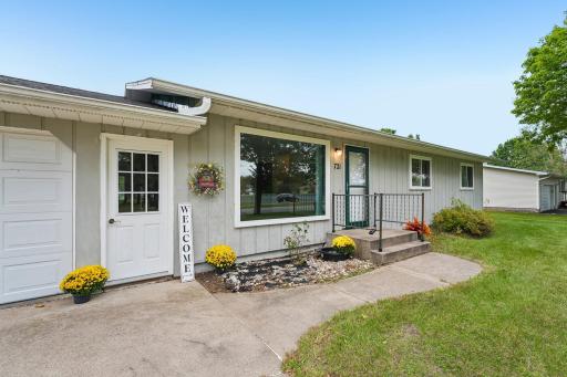 6-web-or-mls-Bongey Dr-S2509-006.jpg