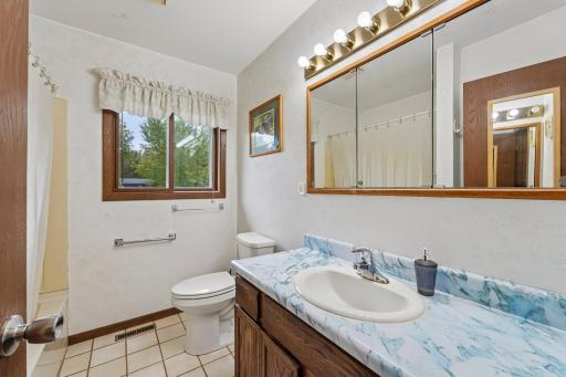 25-web-or-mls-Bongey Dr-S2509-025.jpg