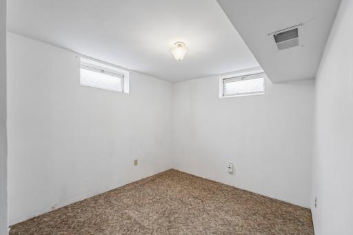 27-web-or-mls-Bongey Dr-S2509-027.jpg