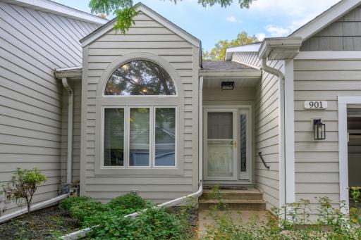 901 Southcross Drive E, Burnsville, MN 55306