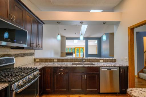 901 Southcross Drive E, Burnsville, MN 55306