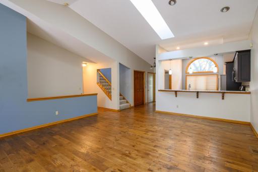 901 Southcross Drive E, Burnsville, MN 55306