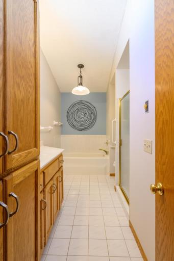 901 Southcross Drive E, Burnsville, MN 55306