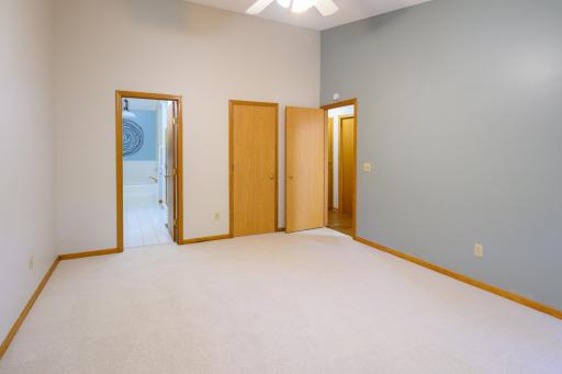 901 Southcross Drive E, Burnsville, MN 55306
