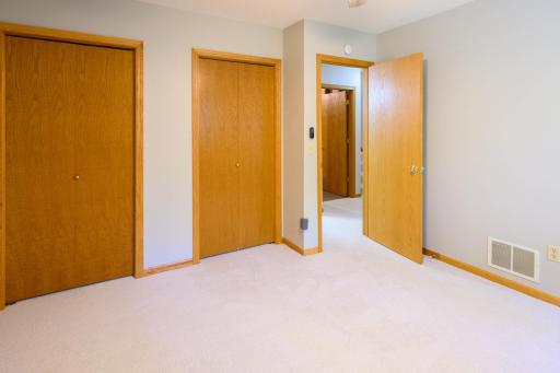901 Southcross Drive E, Burnsville, MN 55306