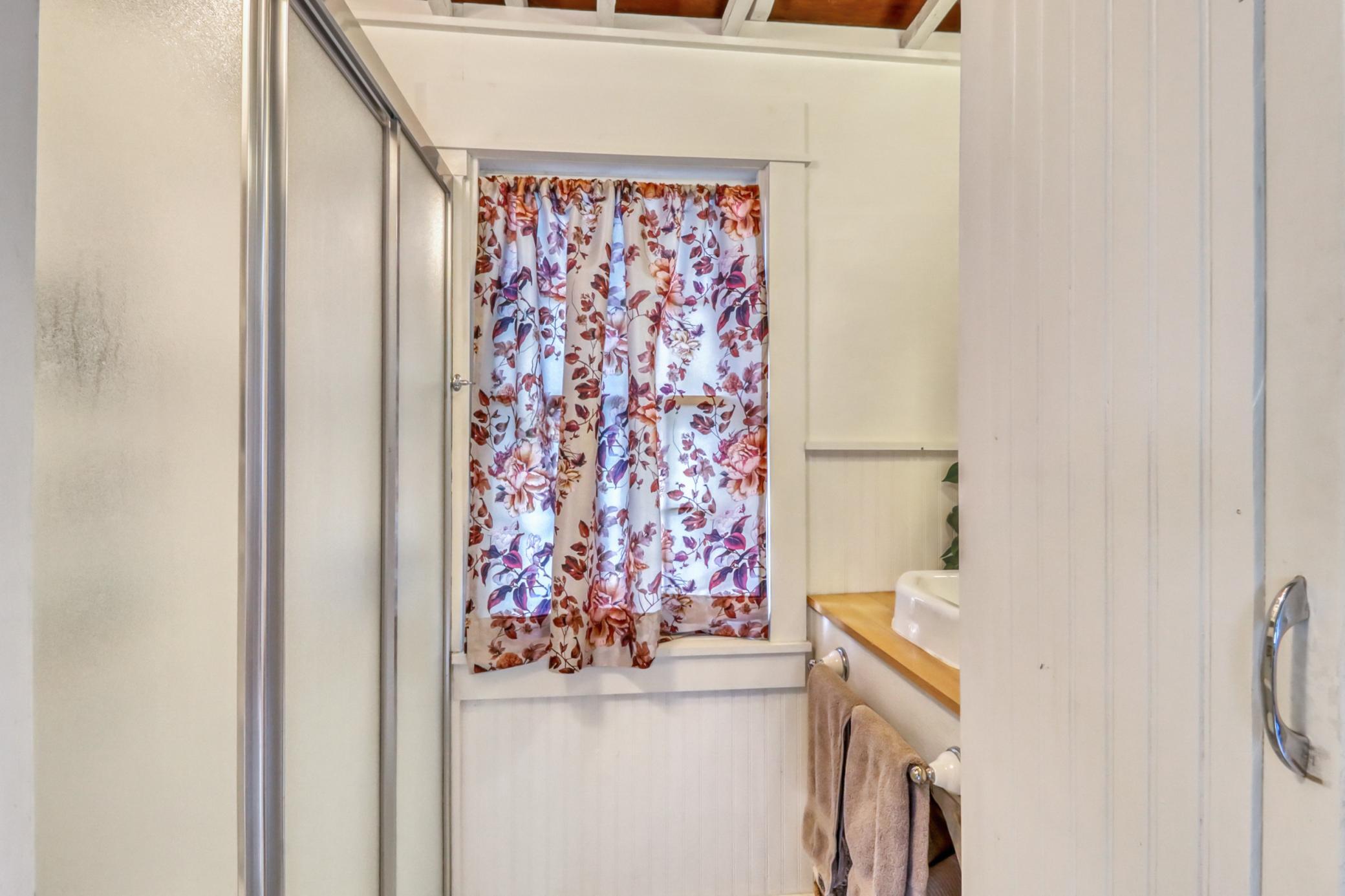 Bathroom1_1.jpg