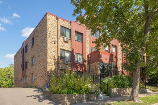 520 Ridgewood Avenue, 102, Minneapolis, MN 55403