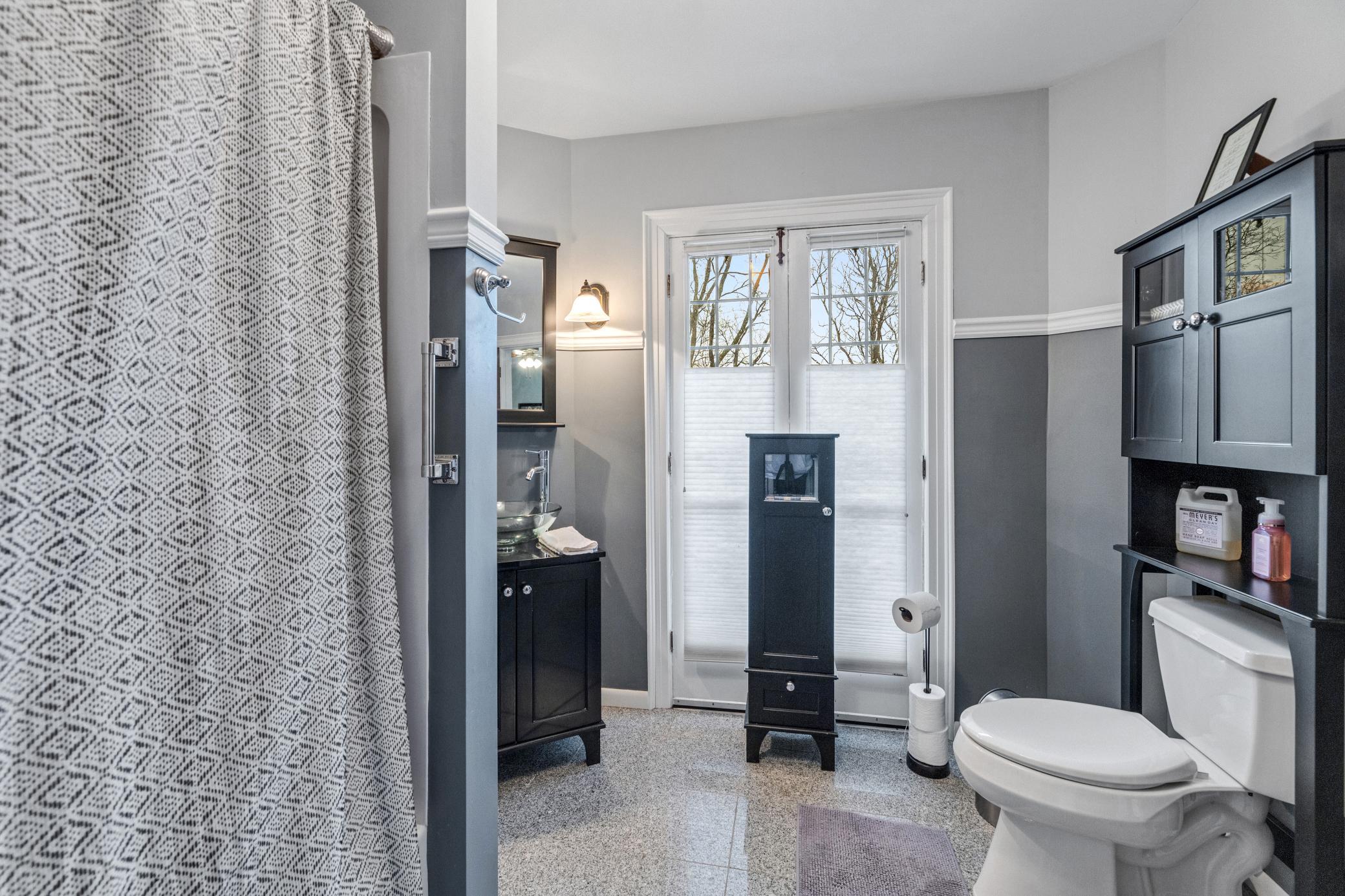 29 bathroom.jpg
