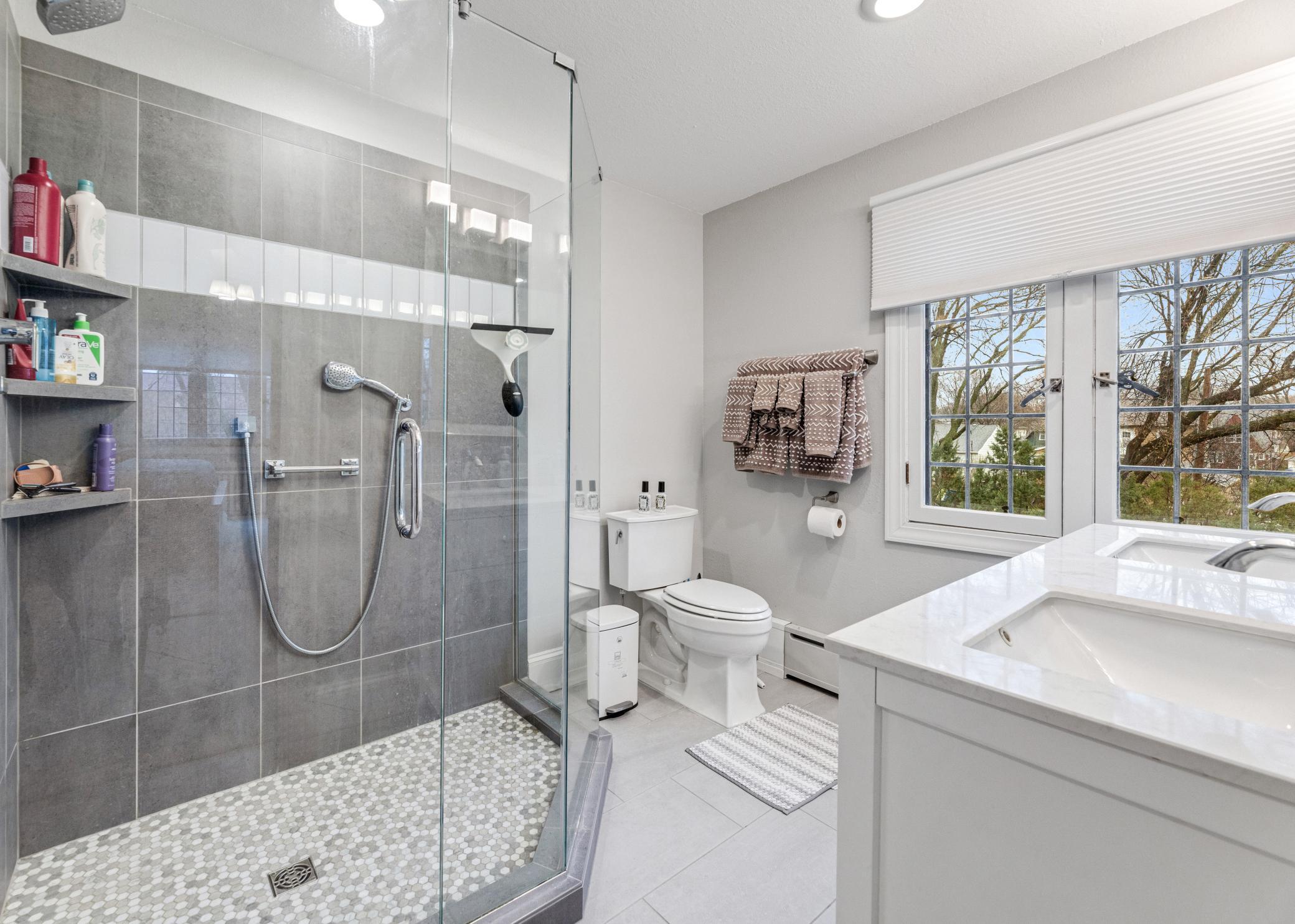 23 primary bath.jpg