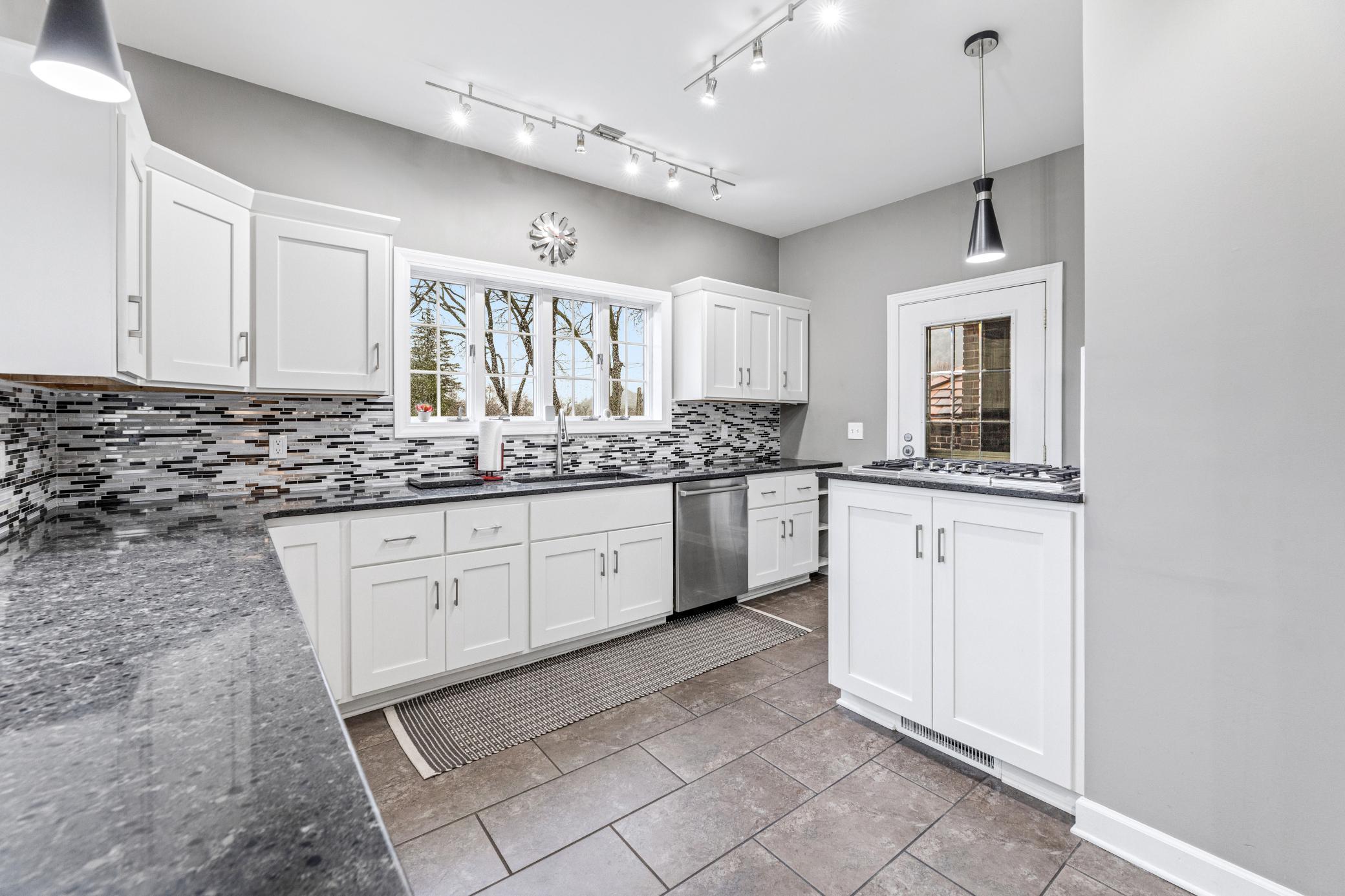 16 kitchen.jpg