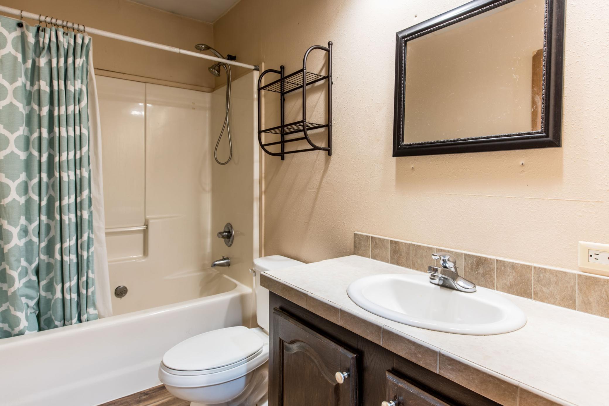 Main level full 2nd bath