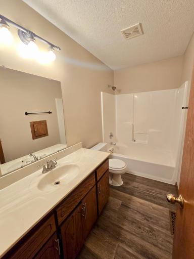 Upper level full bath