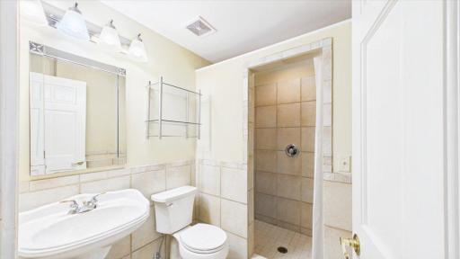 Bedroom 2 bathroom perfect for roommates and privacy