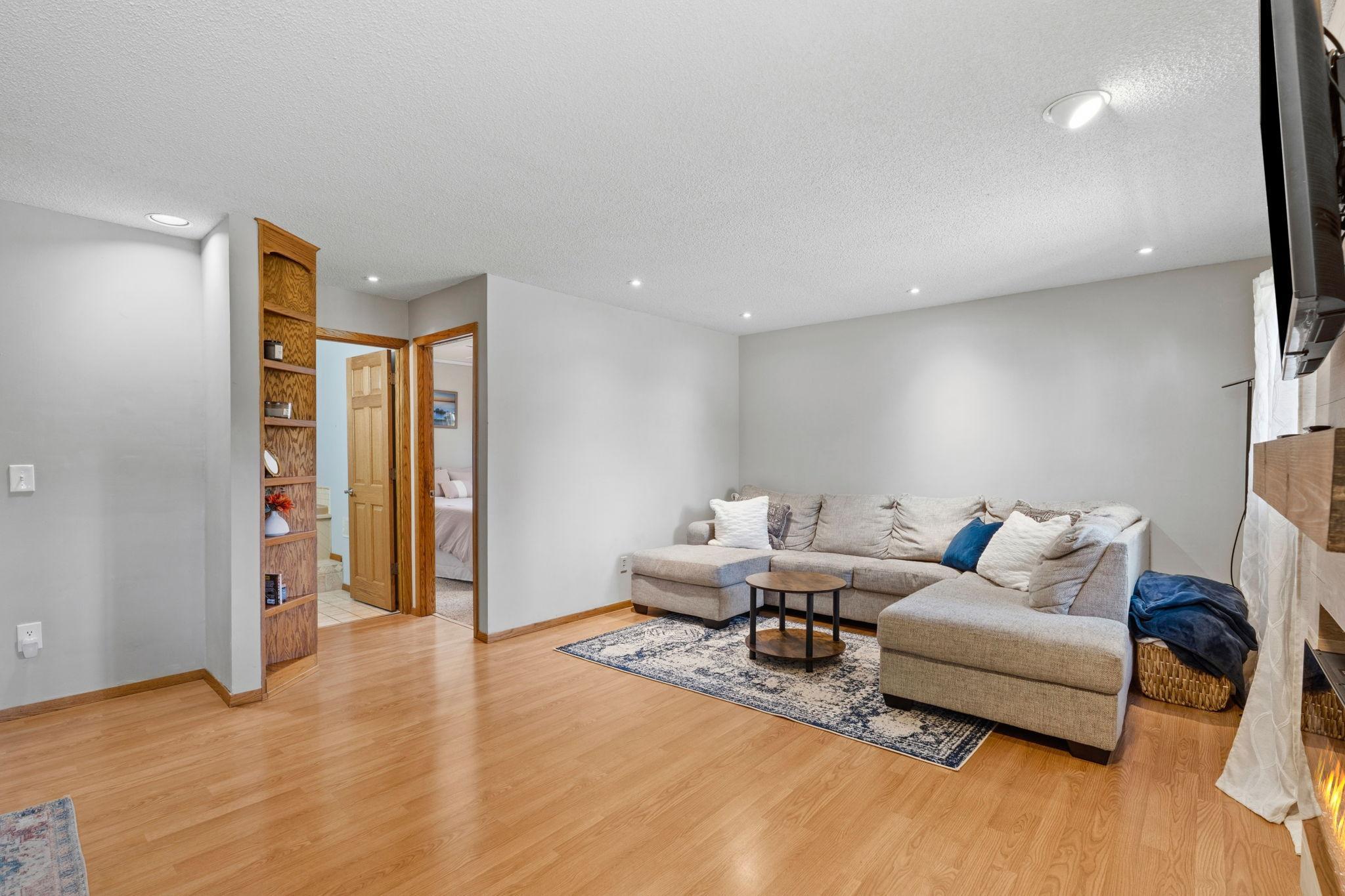 31-web-or-mls-6008 114th Ln N-31.jpg