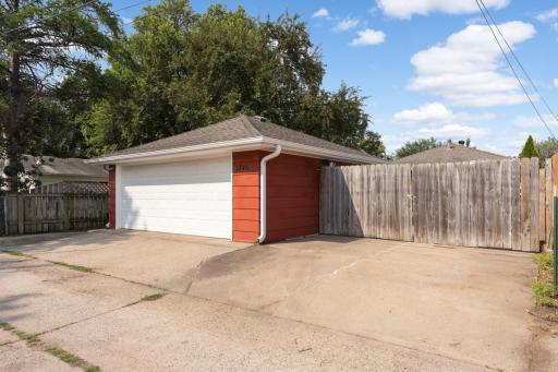 3740 Perry Avenue N, Robbinsdale, MN 55422