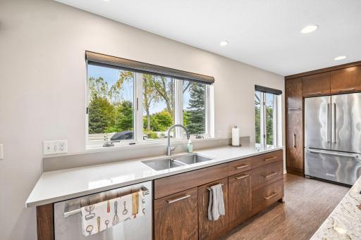 1075 Fallbrook Lane, Woodbury, MN 55125