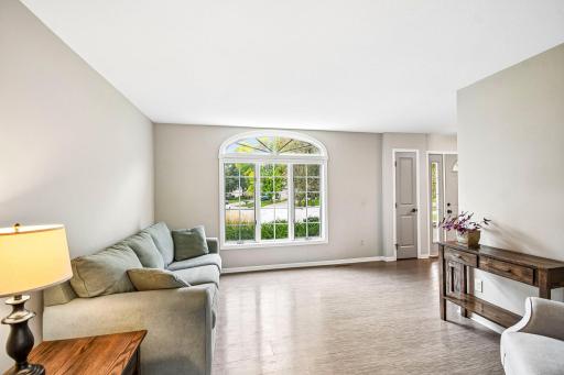1075 Fallbrook Lane, Woodbury, MN 55125