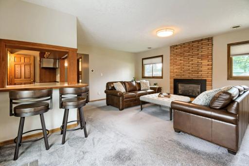 Wrap around counter between the family room & kitchen