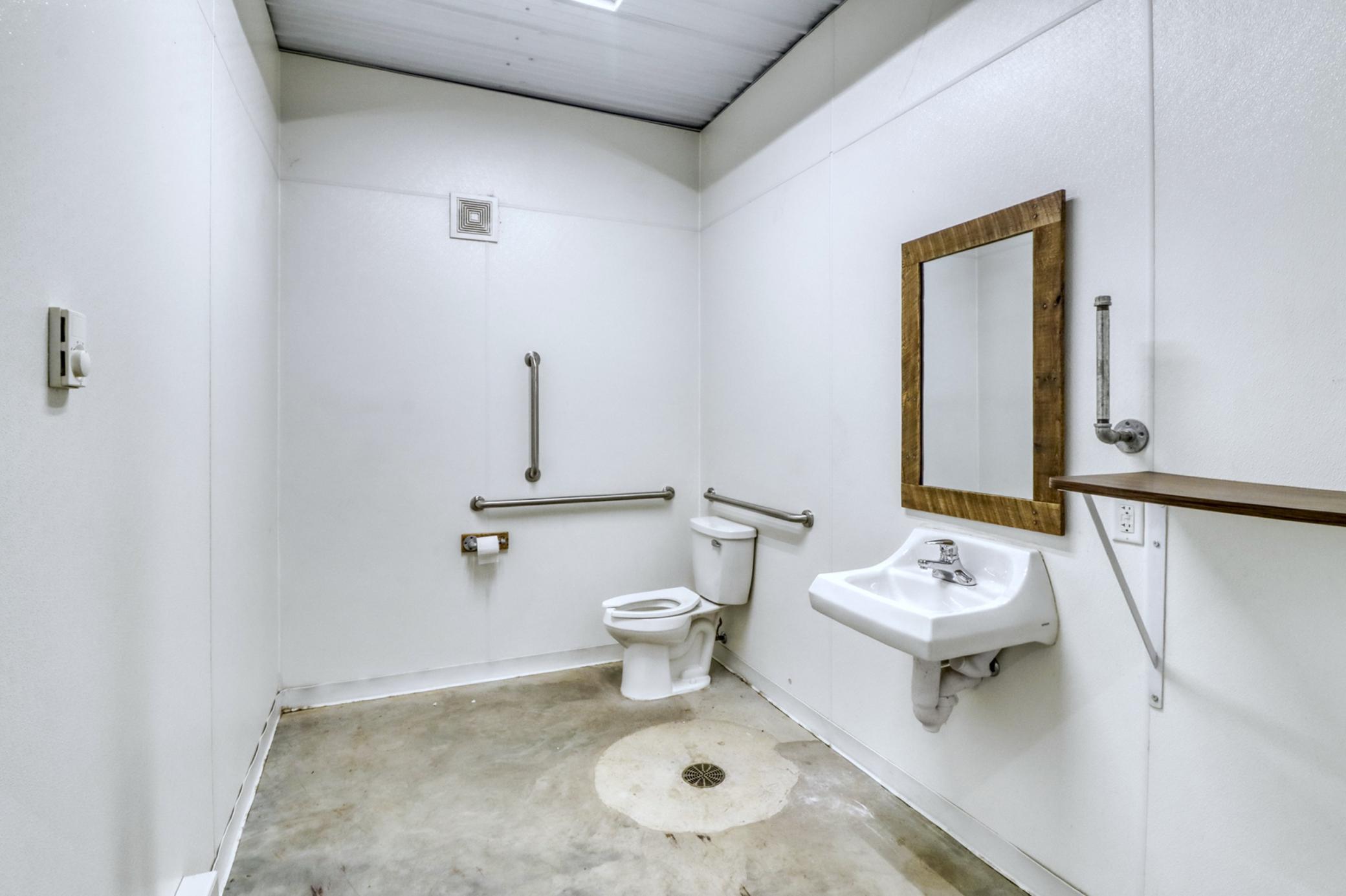 Bathroom2.JPG